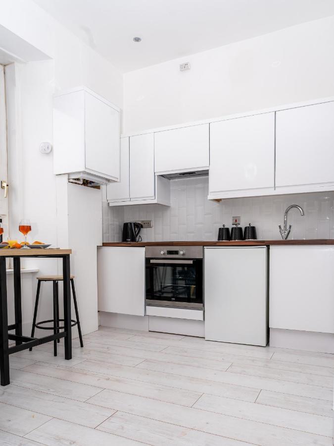 ULTRA LAVISH APARTMENT SLEEPS 4 GUEST COMFY, NETFLIX, 1 x Double Bed , 2 x Single Beds Glasgow Exterior foto